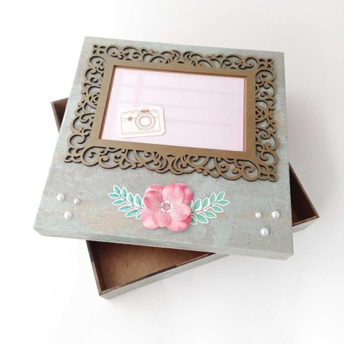 Caja de madera decorada a mano. Scrapbooking