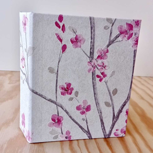 Fichero archivador de madera Ramas y flores con relieve tamaño A6