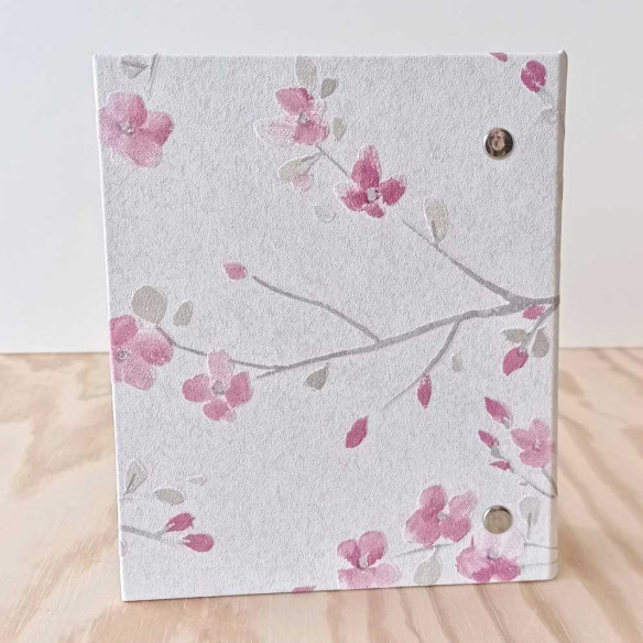 Fichero archivador de madera Ramas y flores con relieve tamaño A6