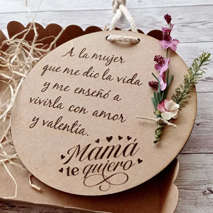 Placa de madera "A la mujer que me dio la vida"