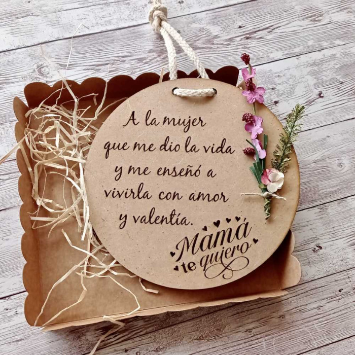 Placa de madera "A la mujer que me dio la vida"