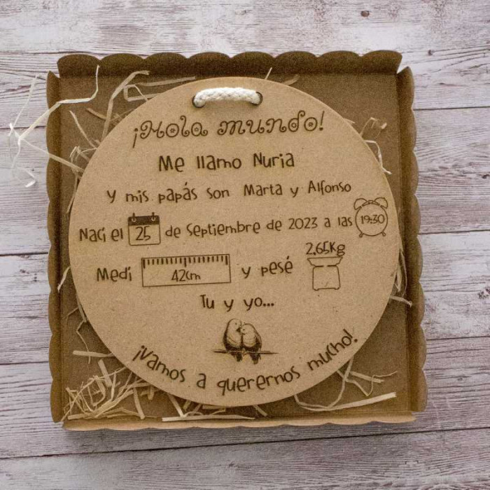 Placa de madera con datos y medidas de recién nacidos