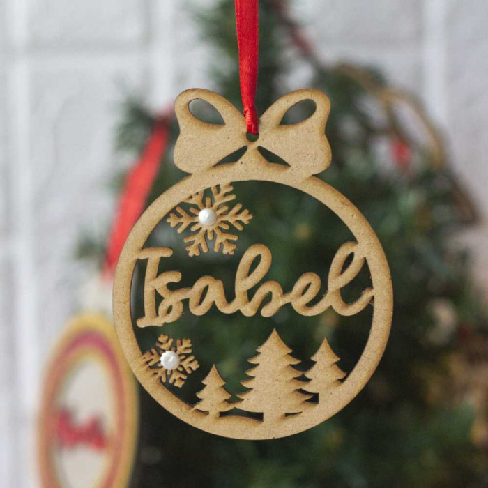 Bola de Navidad de madera con nombre Bosque con copos de nieve