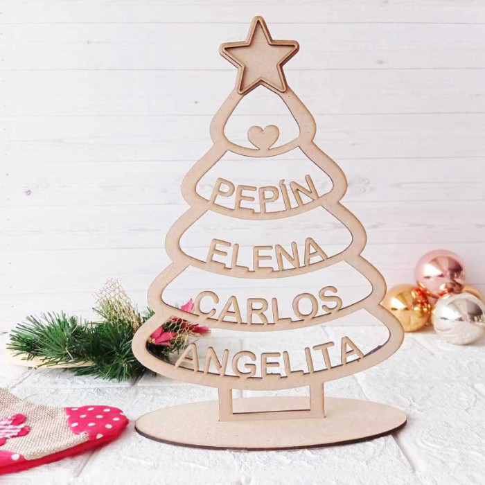 Árbol de Navidad de madera con nombres