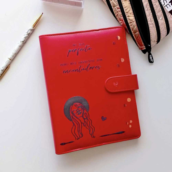 Archivador de polipiel Rojo No soy perfecta pero mis defectos son encantadores A5