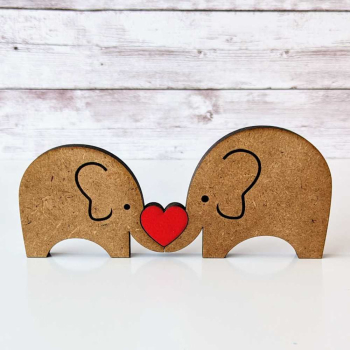 Elefantes enamorados de madera