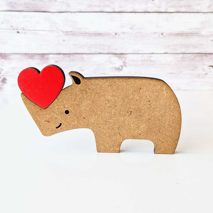 Rinoceronte de madera con corazón