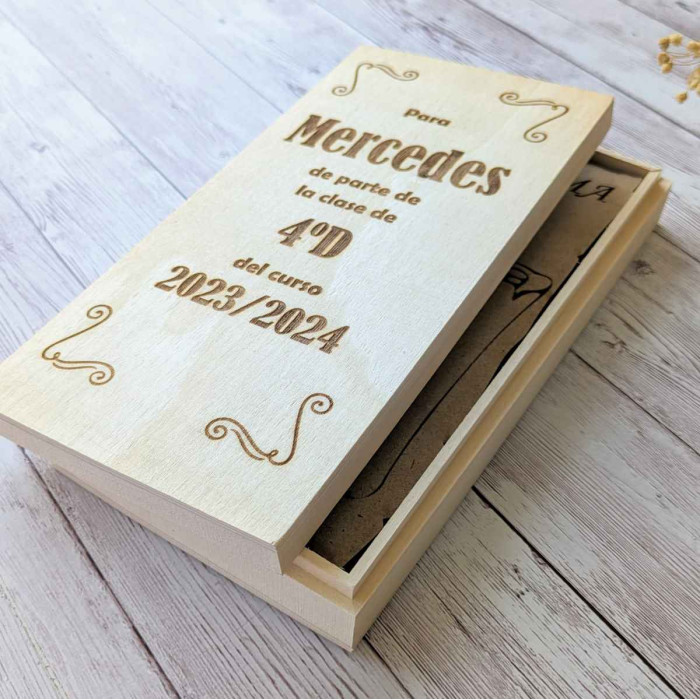 Caja de madera con diploma para profes