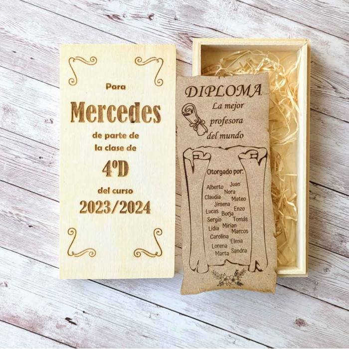 Caja de madera con diploma para profes