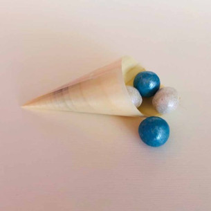 Cono con bolitas de chocolate para detalle de primera Comunión 2