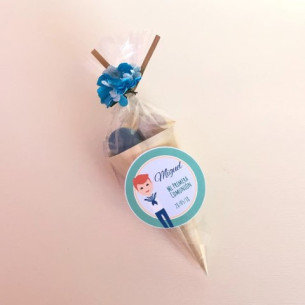 Cono con bolitas de chocolate para detalle de primera Comunión