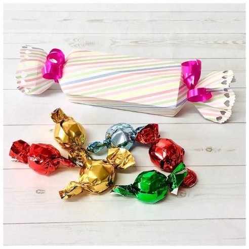 Caja caramelo con bombones dentro para regalar.