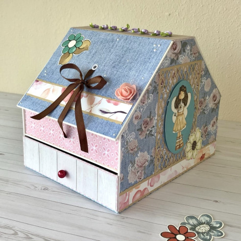 Caja con forma de casa hecha a mano mediante scrapbooking