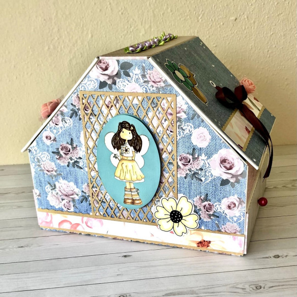 Caja con forma de casa hecha a mano mediante scrapbooking
