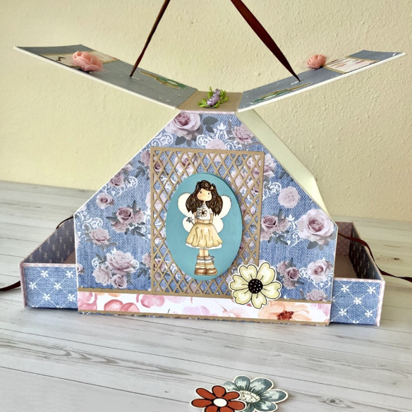 Caja con forma de casa hecha a mano mediante scrapbooking