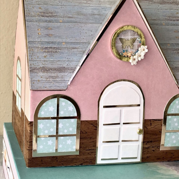 Álbum de fotos con caja en forma de "Casa".  Hecho a mano. Scrapbooking.