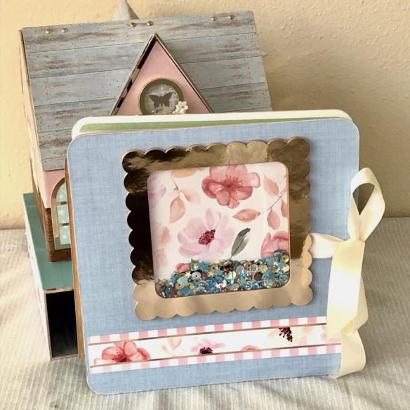 Álbum de fotos con caja en forma de "Casa".  Hecho a mano. Scrapbooking.