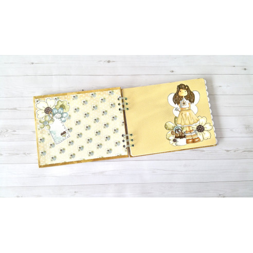 Álbum artesanal de fotos "Fantasía" hecho a mano mediante scrapbooking.