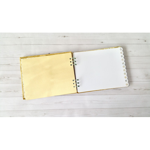 Álbum artesanal de fotos "Fantasía" hecho a mano mediante scrapbooking.