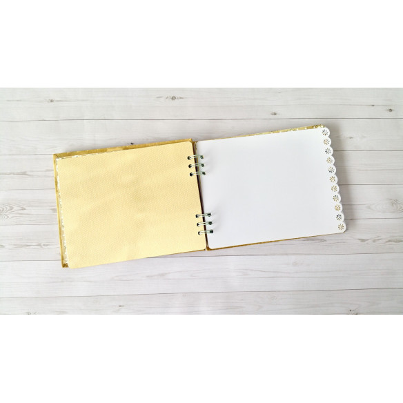 Álbum artesanal de fotos "Fantasía" hecho a mano mediante scrapbooking.