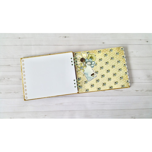 Álbum artesanal de fotos "Fantasía" hecho a mano mediante scrapbooking.