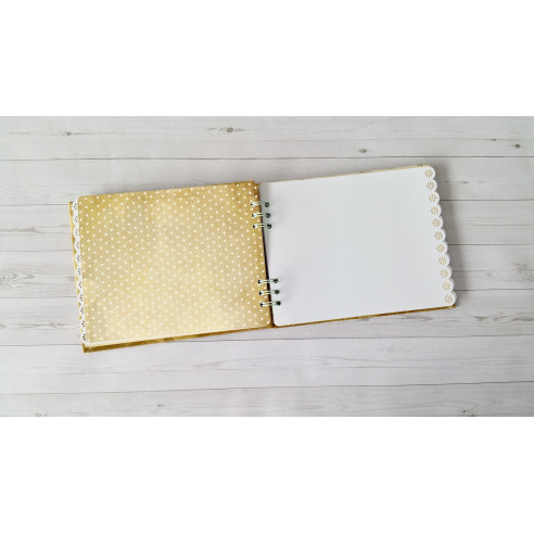 Álbum artesanal de fotos "Fantasía" hecho a mano mediante scrapbooking.