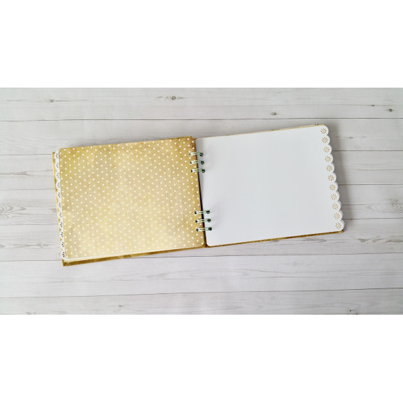 Álbum artesanal de fotos "Fantasía" hecho a mano mediante scrapbooking.