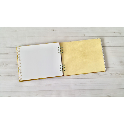 Álbum artesanal de fotos "Fantasía" hecho a mano mediante scrapbooking.