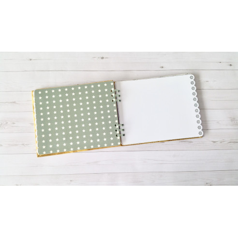 Álbum artesanal de fotos "Fantasía" hecho a mano mediante scrapbooking.