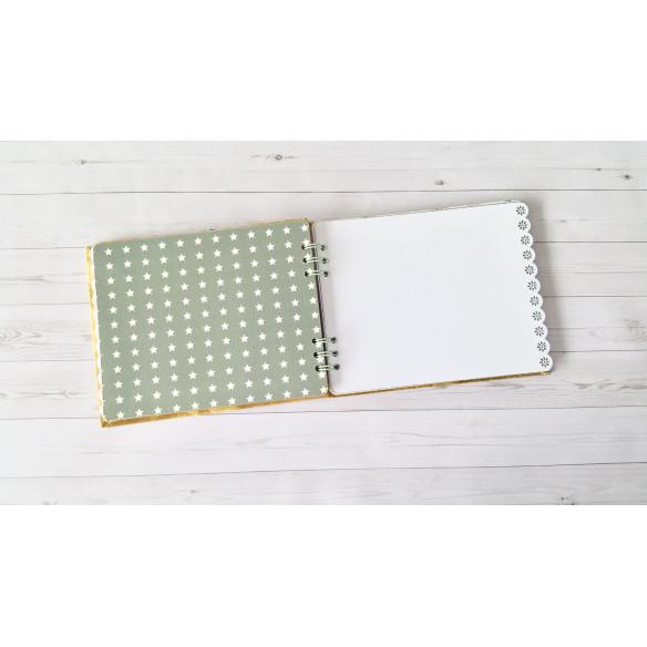 Álbum artesanal de fotos "Fantasía" hecho a mano mediante scrapbooking.