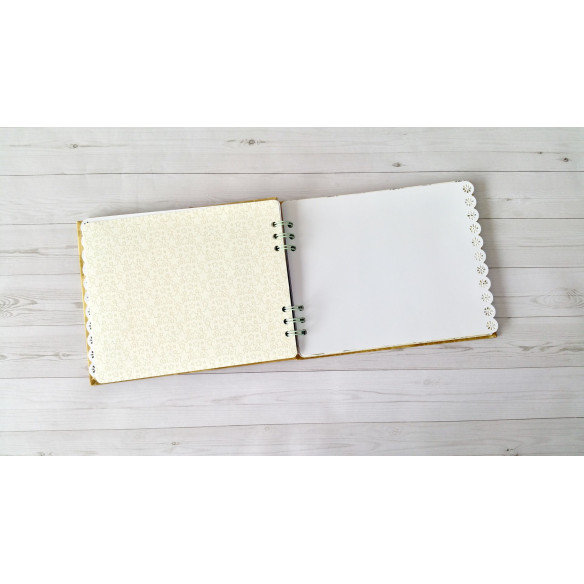 Álbum artesanal de fotos "Fantasía" hecho a mano mediante scrapbooking.