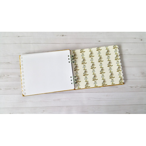 Álbum artesanal de fotos "Fantasía" hecho a mano mediante scrapbooking.