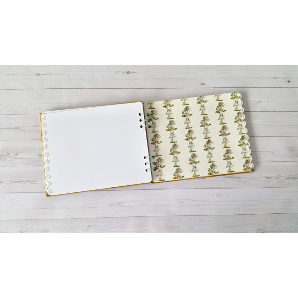 Álbum artesanal de fotos "Fantasía" hecho a mano mediante scrapbooking.