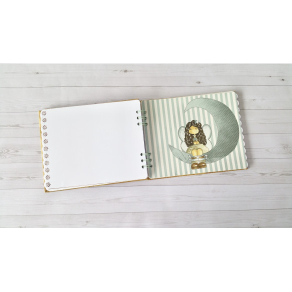 Álbum artesanal de fotos "Fantasía" hecho a mano mediante scrapbooking.