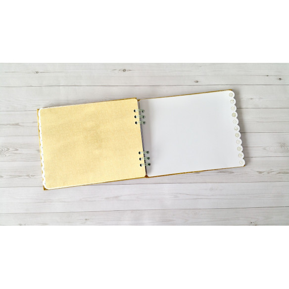 Álbum artesanal de fotos "Fantasía" hecho a mano mediante scrapbooking.