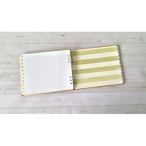 Álbum artesanal de fotos "Fantasía" hecho a mano mediante scrapbooking.