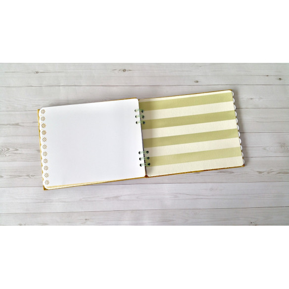 Álbum artesanal de fotos "Fantasía" hecho a mano mediante scrapbooking.