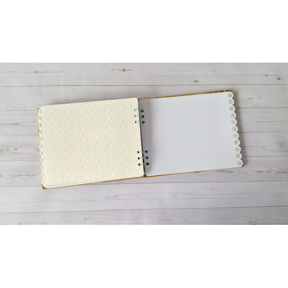 Álbum artesanal de fotos "Fantasía" hecho a mano mediante scrapbooking.