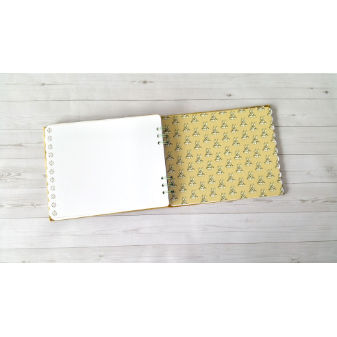 Álbum artesanal de fotos "Fantasía" hecho a mano mediante scrapbooking.