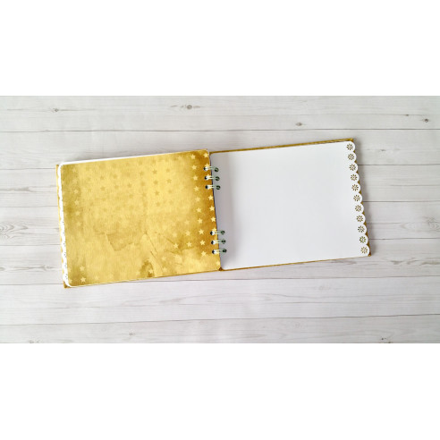 Álbum artesanal de fotos "Fantasía" hecho a mano mediante scrapbooking.