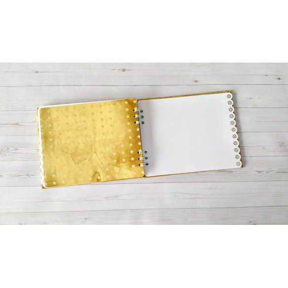 Álbum artesanal de fotos "Fantasía" hecho a mano mediante scrapbooking.