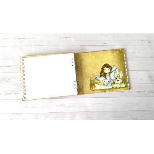 Álbum artesanal de fotos "Fantasía" hecho a mano mediante scrapbooking.