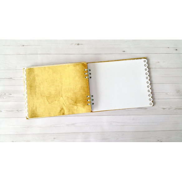 Álbum artesanal de fotos "Fantasía" hecho a mano mediante scrapbooking.