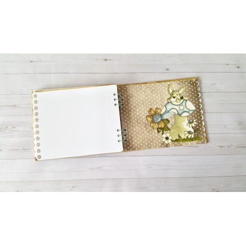 Álbum artesanal de fotos "Fantasía" hecho a mano mediante scrapbooking.