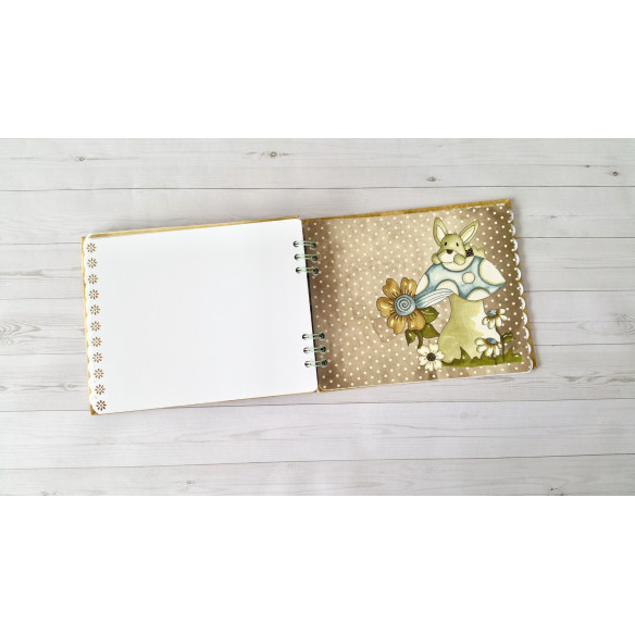 Álbum artesanal de fotos "Fantasía" hecho a mano mediante scrapbooking.