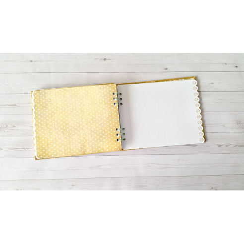 Álbum artesanal de fotos "Fantasía" hecho a mano mediante scrapbooking.