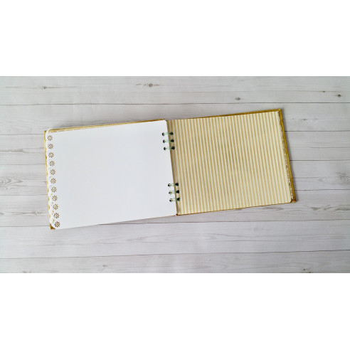 Álbum artesanal de fotos "Fantasía" hecho a mano mediante scrapbooking.