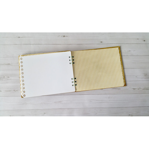 Álbum artesanal de fotos "Fantasía" hecho a mano mediante scrapbooking.