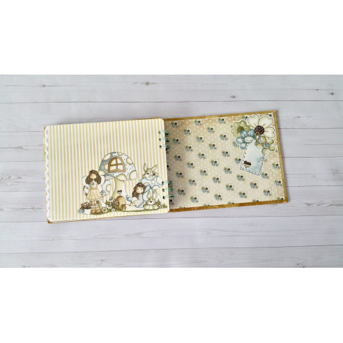 Álbum artesanal de fotos "Fantasía" hecho a mano mediante scrapbooking.