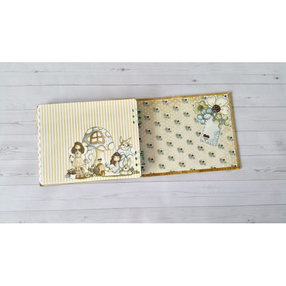 Álbum artesanal de fotos "Fantasía" hecho a mano mediante scrapbooking.